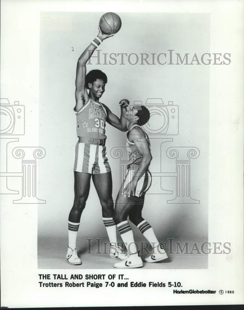 1980 Press Photo Harlem Globetrotters basketball players Paige and Fields - Historic Images