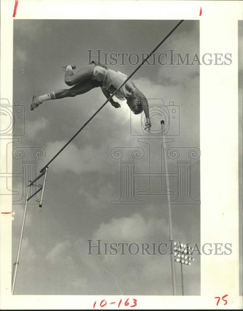 1983 Press Photo Abilene Christians&#39; pole vaulter Brad Pursley hits 17&#39;1&quot;- Historic Images