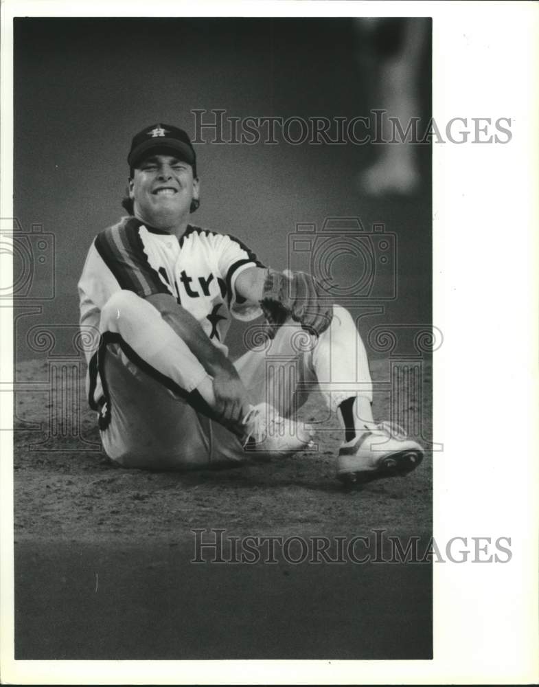 1989 Press Photo Astros pitcher Mark Portugal grimaces after ankle twist- Historic Images
