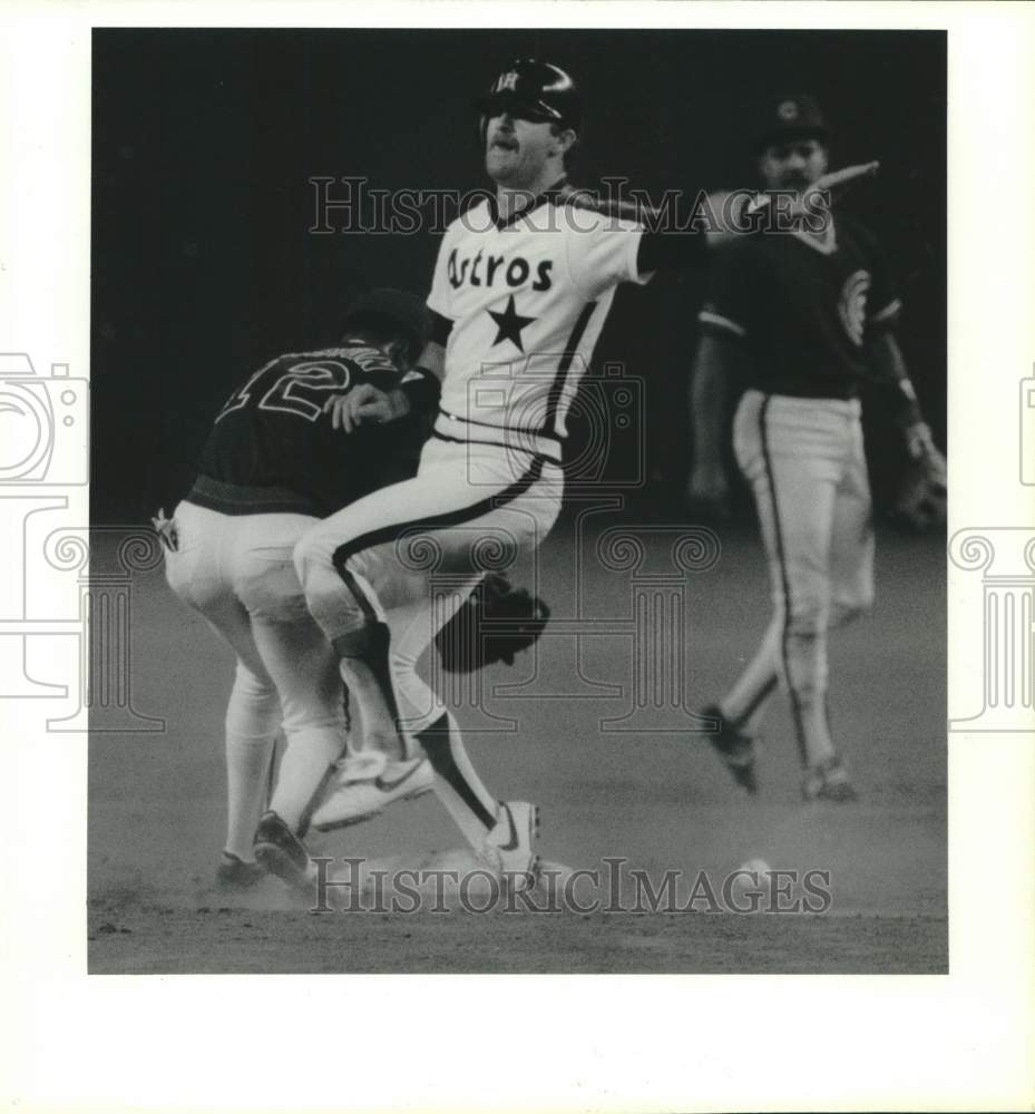 1987 Press Photo Astros' Denny Walling safe at 2nd with double in second inning - Historic Images