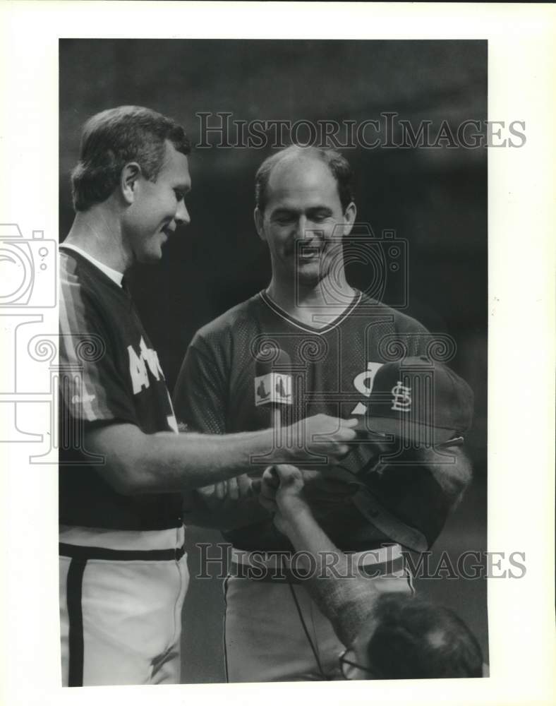 1988 Press Photo New Astro Bob Forsch and ex-Astro Denny Walling compare outfits - Historic Images
