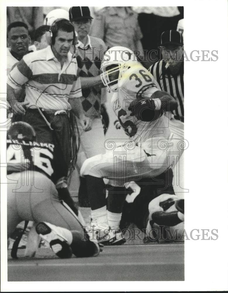 1990 Press Photo Texas' Adrian Walker evades Rice's Alonzo Williams - hcs24662 - Historic Images