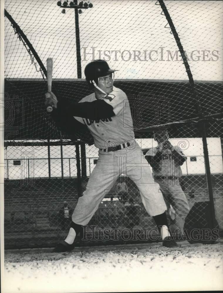 1966 Press Photo UH&#39;s Mike White wears new helmet, protects ears &amp; sides of head - Historic Images