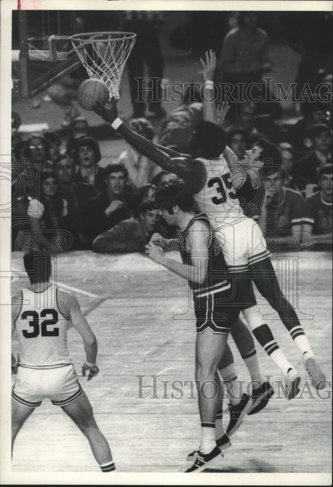 1971 Press Photo UCLA's Sidney Wicks attempts jumper over defense's backs- Historic Images