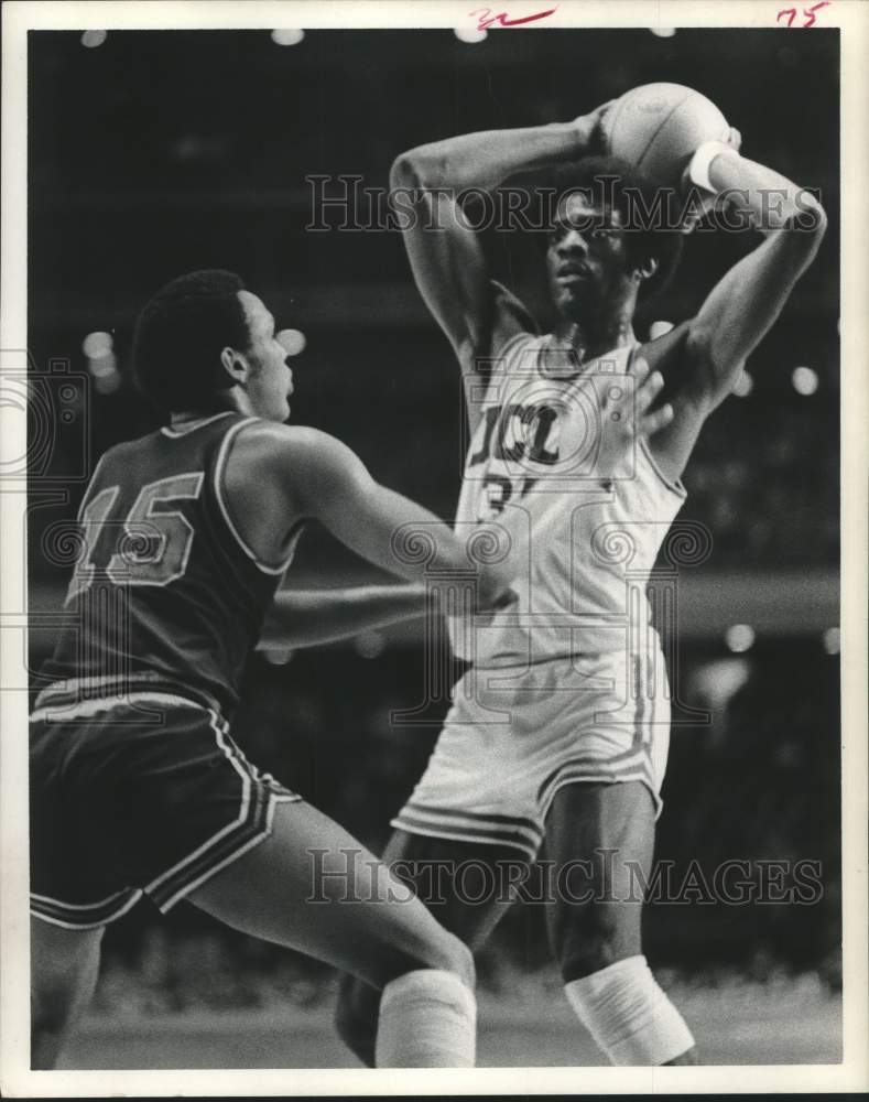 1971 Press Photo UCLA's All-American Sidney Wicks has complete control of ball - Historic Images