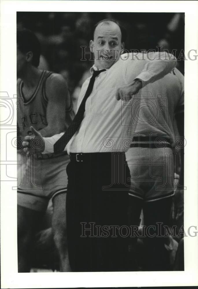 1987 Press Photo Rice college basketball coach Greg Walcavich in action- Historic Images