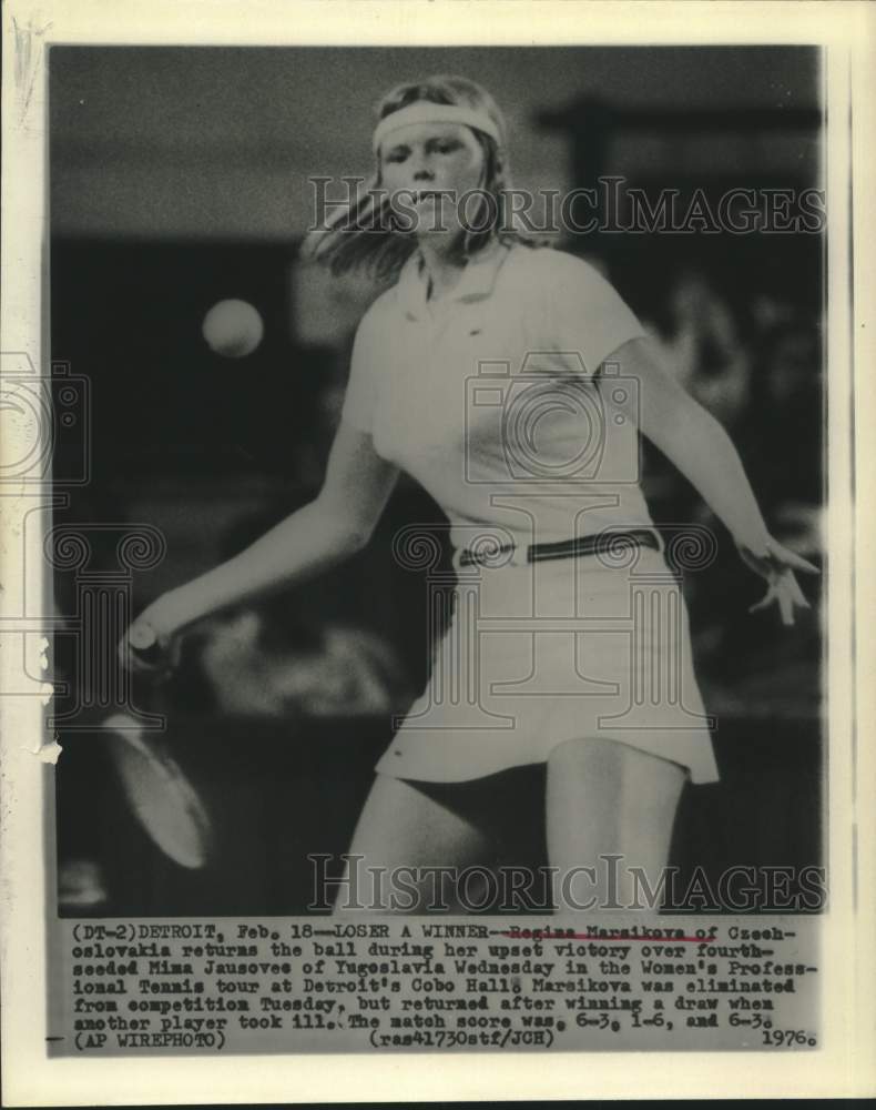 1976 Press Photo Tennis player Regina Marsikova returns shot in match in Detroit - Historic Images