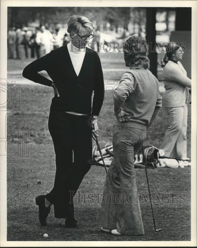 1972 Press Photo Golfer Carol Mann talks to another golfer on the course- Historic Images