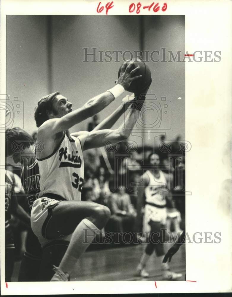 1980 Press Photo HBU basketball player Randy Martell #32 grabs rebound in game - Historic Images