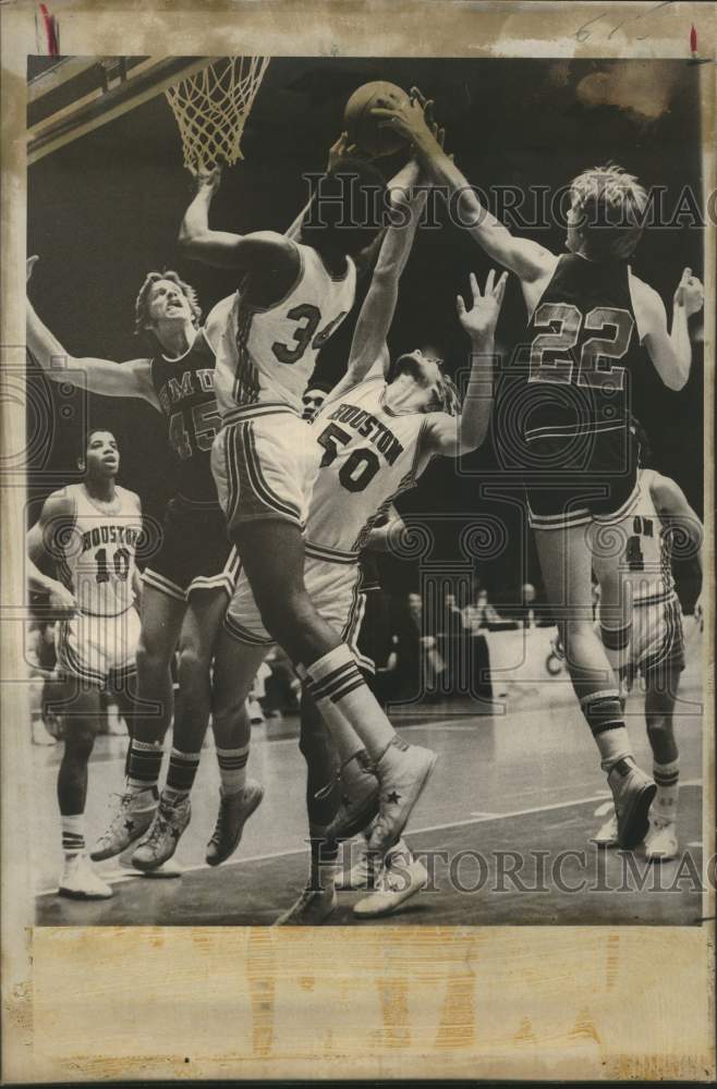 1976 Press Photo U of Houston basketball players battle SMU for control of ball - Historic Images