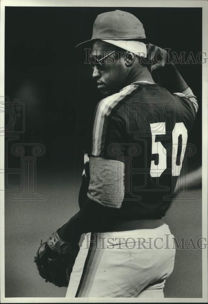 1981 Press Photo Houston Astros baseball pitcher J.R. Richard adjusts cap- Historic Images