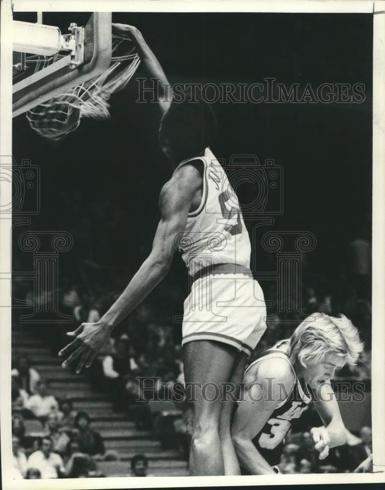 1975 Press Photo Rockets' Joe Meriweather bumps a Laker while dunking the ball - Historic Images
