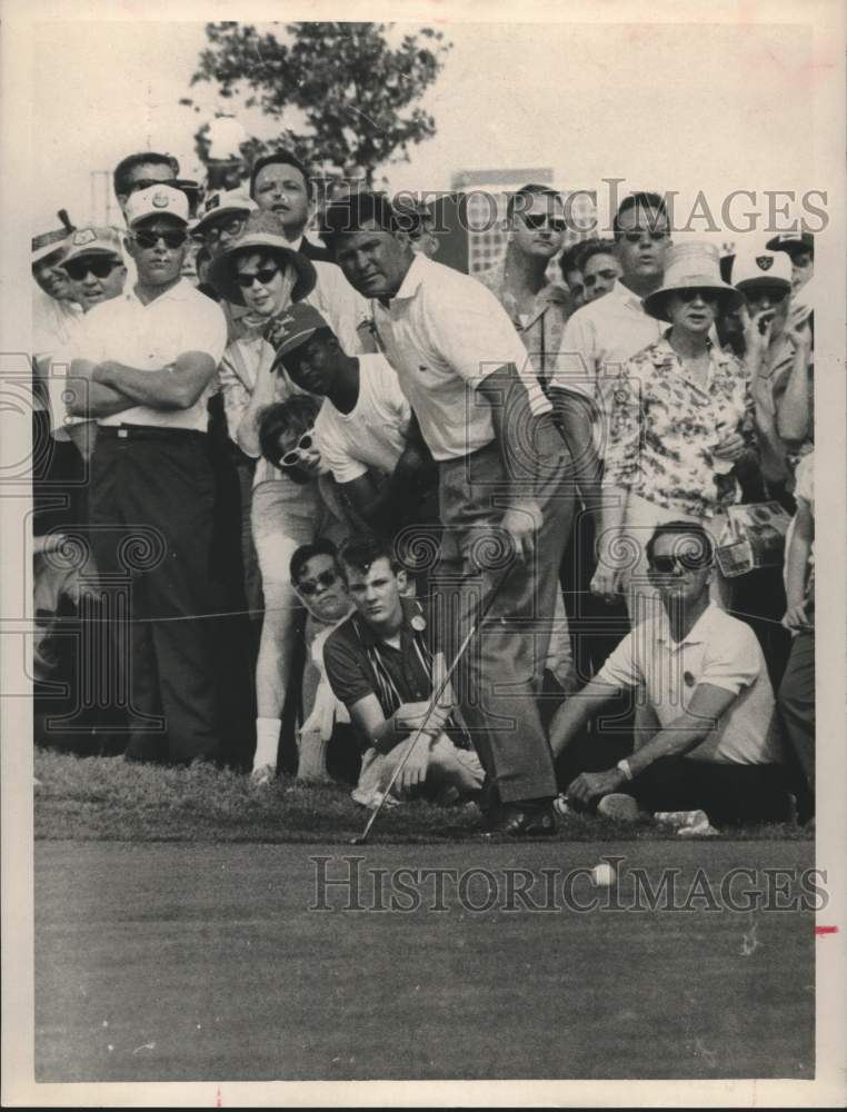 1964 Press Photo PGA Tour golfer Mike Souchak in action - hcs24873- Historic Images