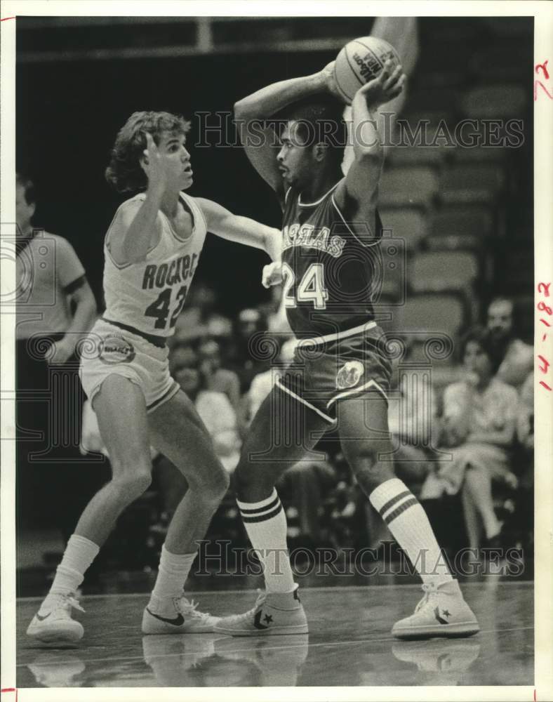 1982 Press Photo Houston Rockets basketball player Wally Walker defends Aguirre- Historic Images