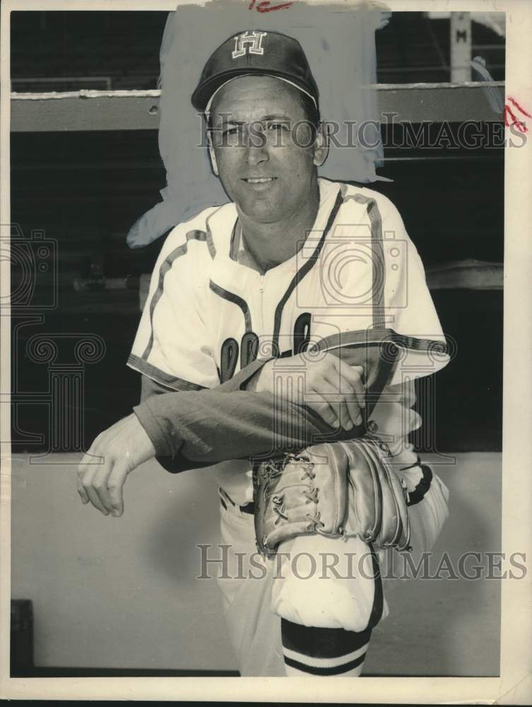 1958 Press Photo Houston Astros baseball player Harry Walker kneels down- Historic Images