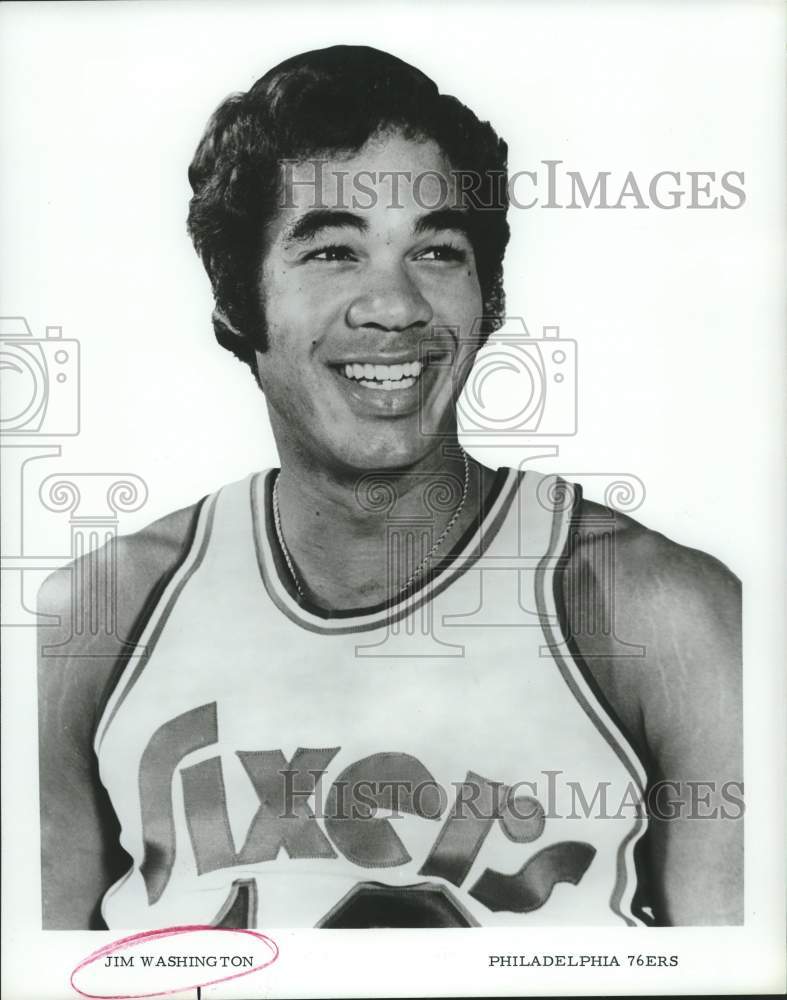 1972 Press Photo Philadelphia 76ers basketball player Jim Washington smiles - Historic Images