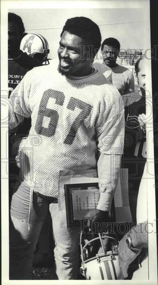 1978 Press Photo Houston Oilers football player Ted Washington holds plaque- Historic Images