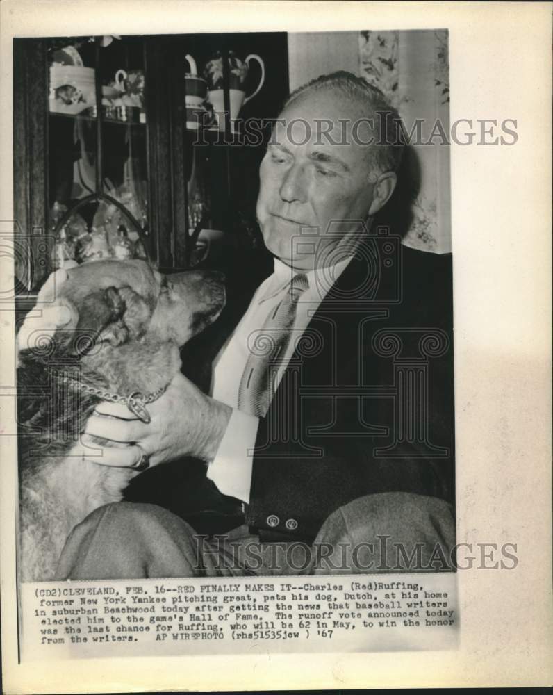 1967 Press Photo Former Yankees baseball player Red Ruffing, dog in Cleveland - Historic Images