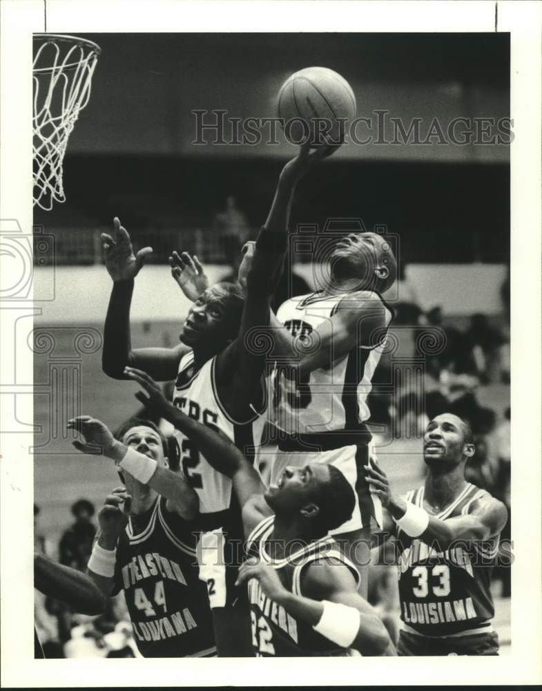 1986 Press Photo TSU&#39;s Fred West rebounds; SE Louisiana&#39;s Gary Robinson defends - Historic Images