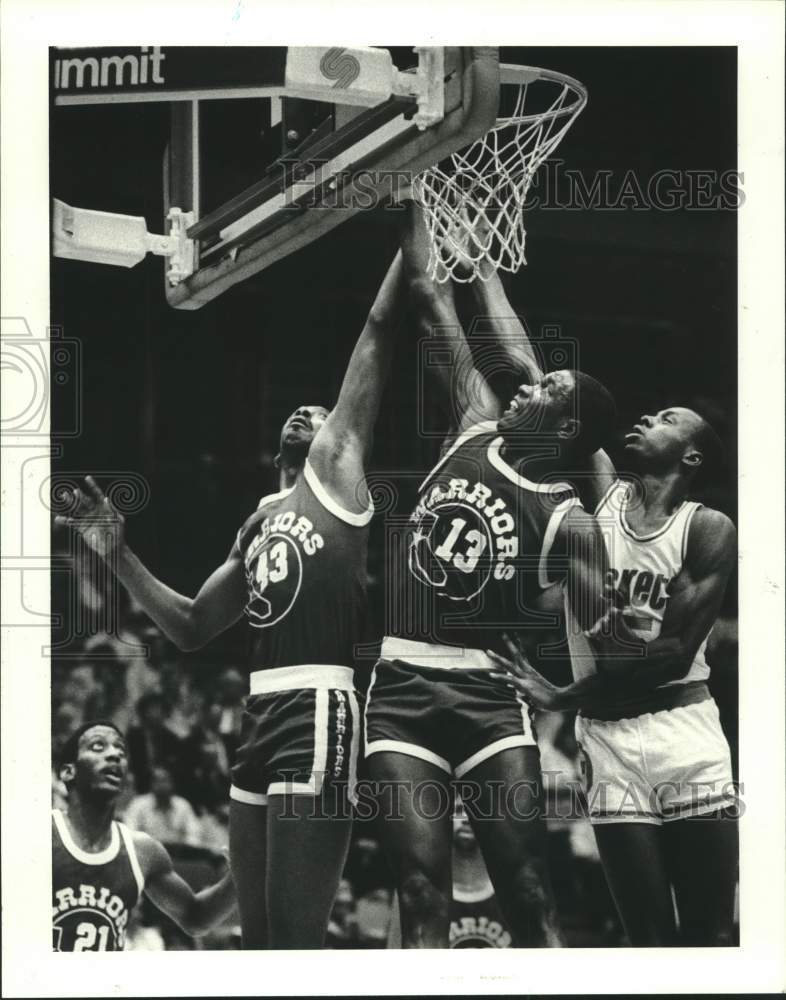 1985 Press Photo Golden State Warriors and Houston Rockets play NBA basketball- Historic Images