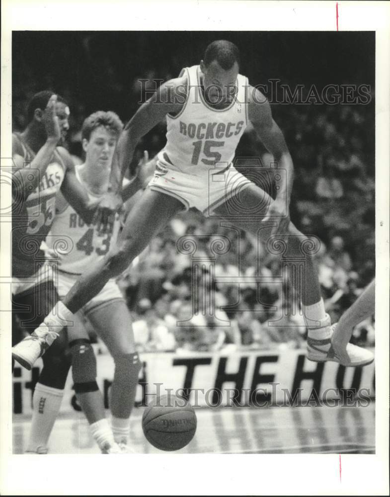 1986 Press Photo Atlanta Hawks and Houston Rockets play NBA basketball - Historic Images
