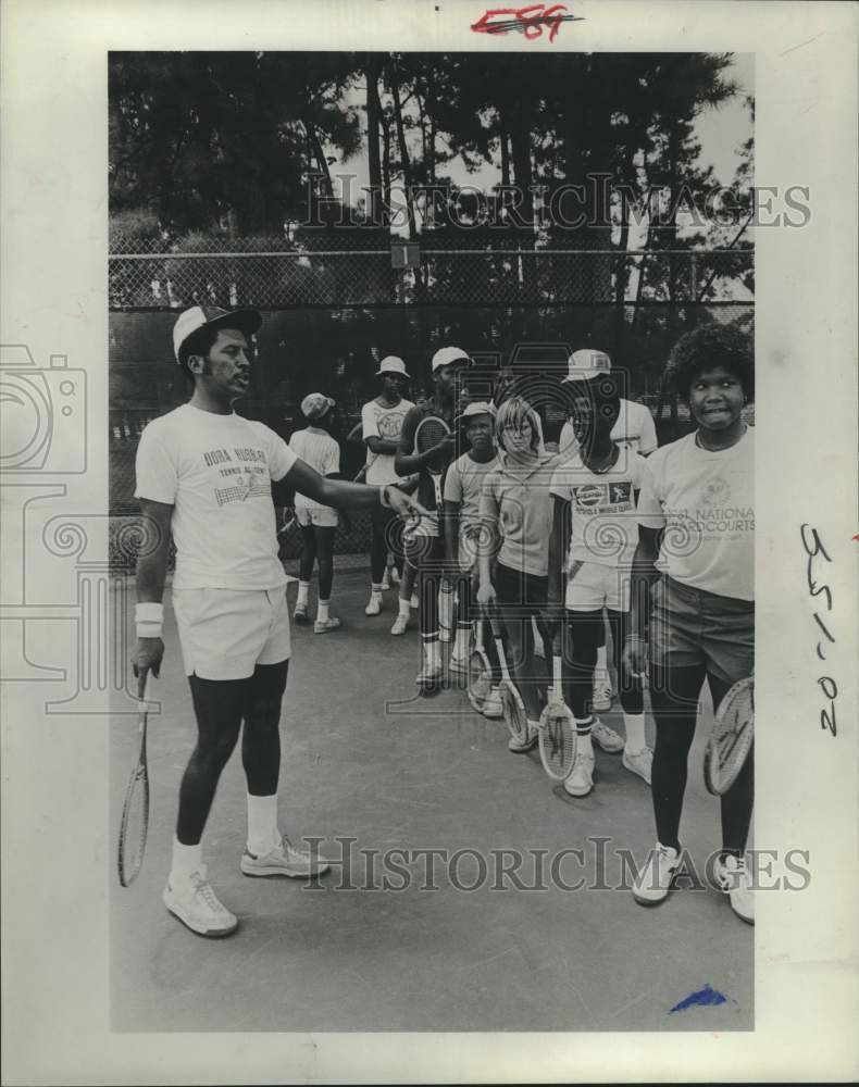 1981 Press Photo Texas Southern tennis John Wilkerson and students - Historic Images