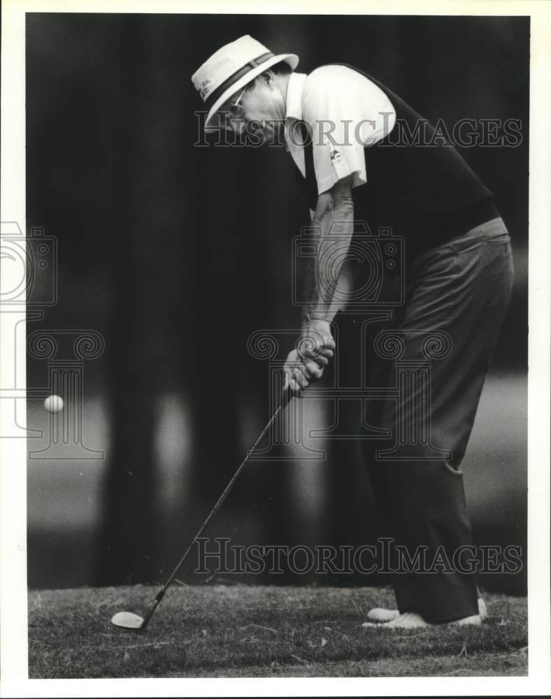 1989 Press Photo Golfer Bo Williams chips out of the rough at Lochinvar GC- Historic Images