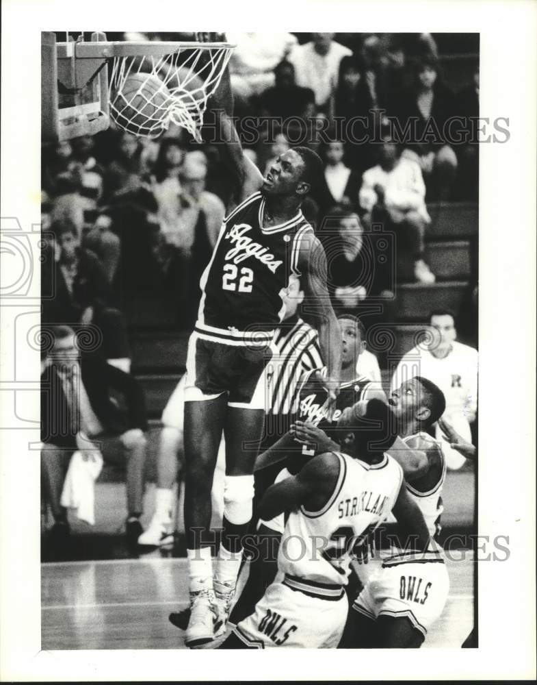 1989 Press Photo Texas A&amp;M&#39;s David Williams slams in two as Rice defenders watch- Historic Images