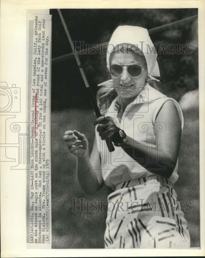 1975 Press Photo Donna Caponi Young misses putt at Lady Tara Golf Tournament - Historic Images