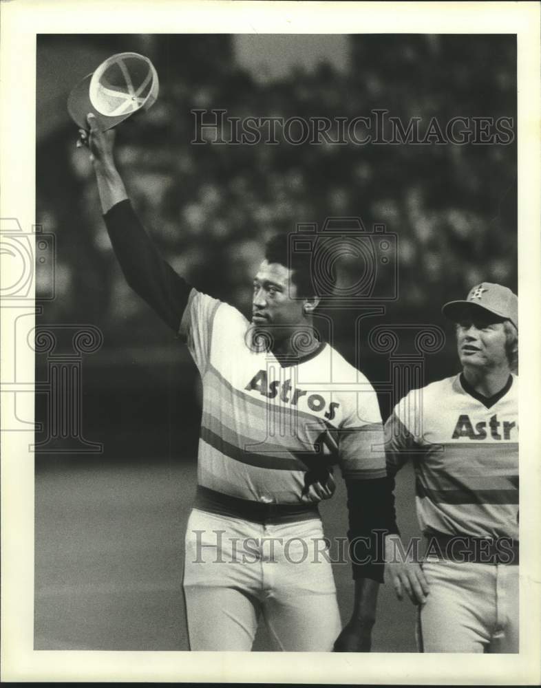 1981 Press Photo Houston Astros baseball pitcher JR Richard waves to the crowd - Historic Images