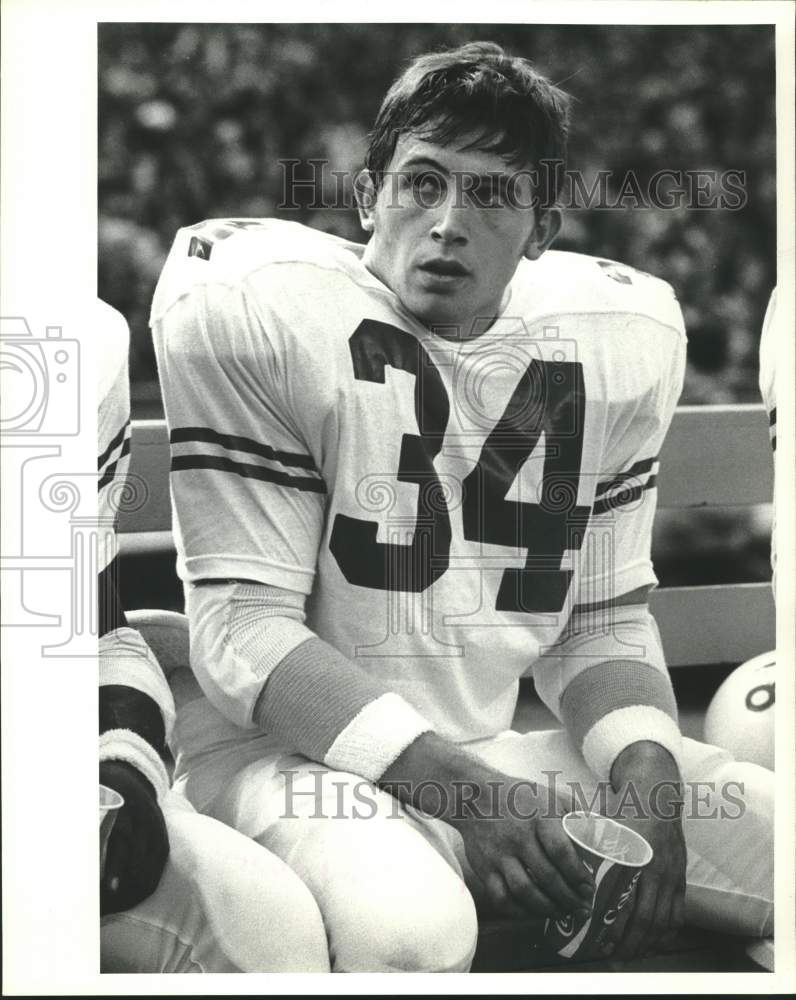 1977 Press Photo Football player Jimmy Walker on the bench - hcs25130- Historic Images