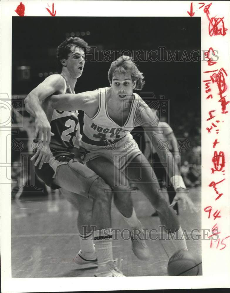 1982 Press Photo Rockets Wally Walker works ball around SuperSonics Danny Vranes- Historic Images