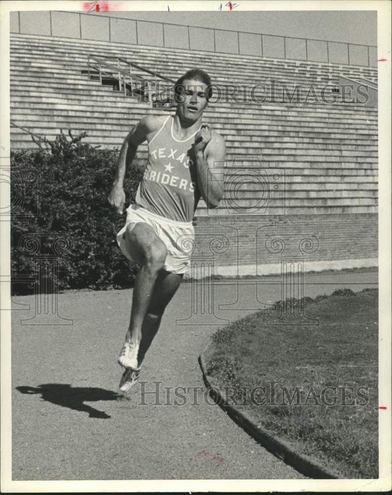 1971 Press Photo Texas Striders track athlete Louis Vicenik in action - Historic Images