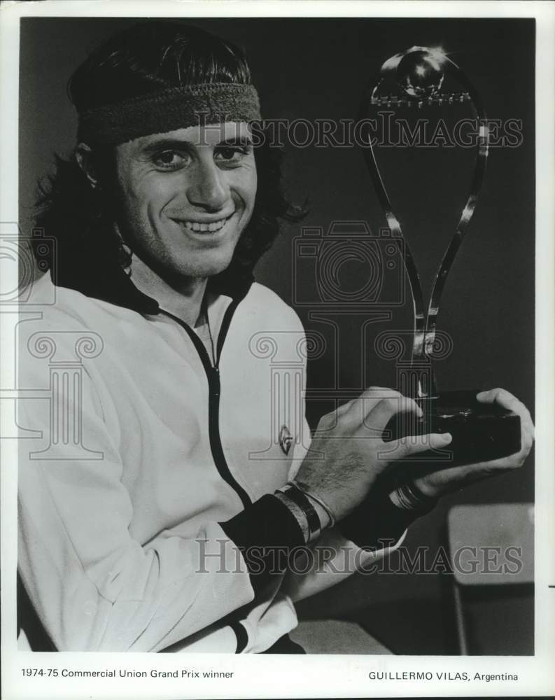 1974 Press Photo Tennis player Guillermo Vilas of Argentina holds trophy - Historic Images