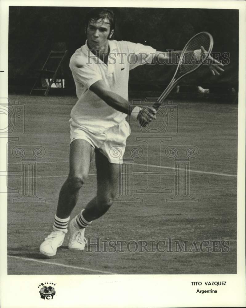 1974 Press Photo Tennis player Tito Vazquez of Argentina returns shot in match- Historic Images