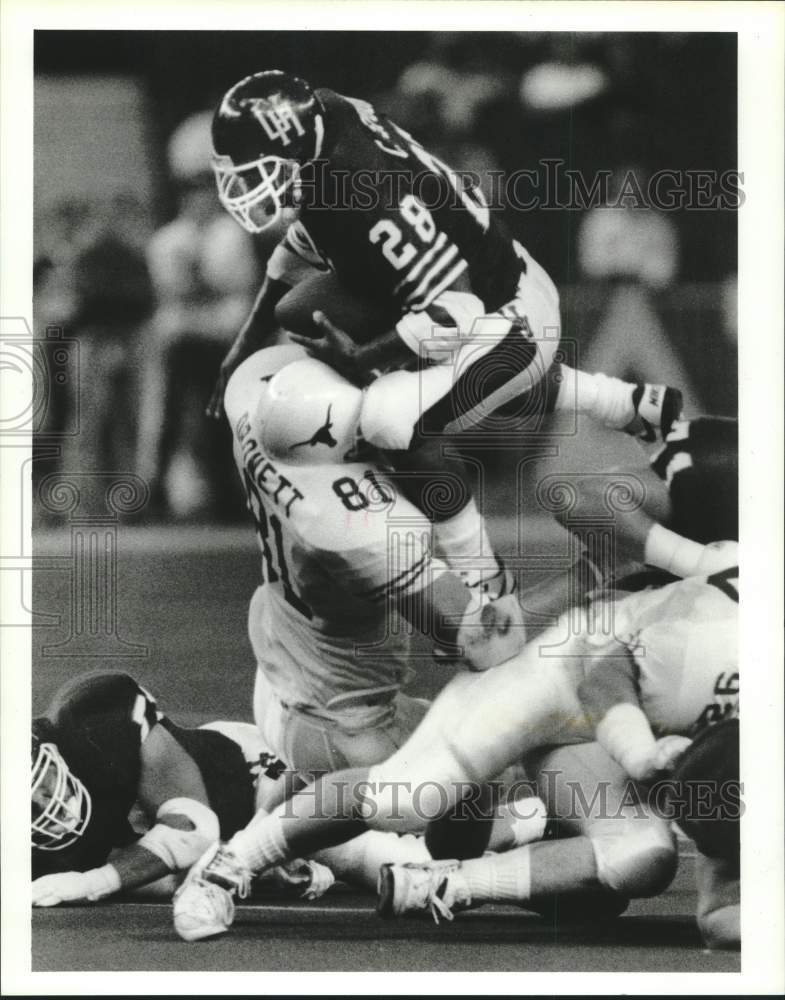 1989 Press Photo Houston's Chuck Weatherspoon crashes into Texas' Shane Dronett - Historic Images