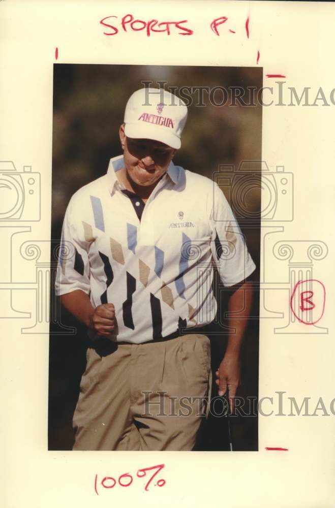 1990 Press Photo Golfer Billy Mayfair sinks birdie on No. 17 for the lead- Historic Images