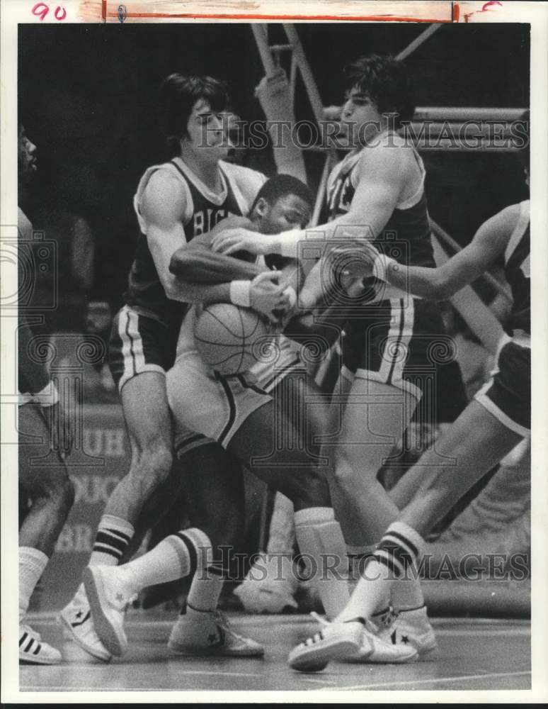 1977 Press Photo Tim Vala and Rice college basketball players in action- Historic Images