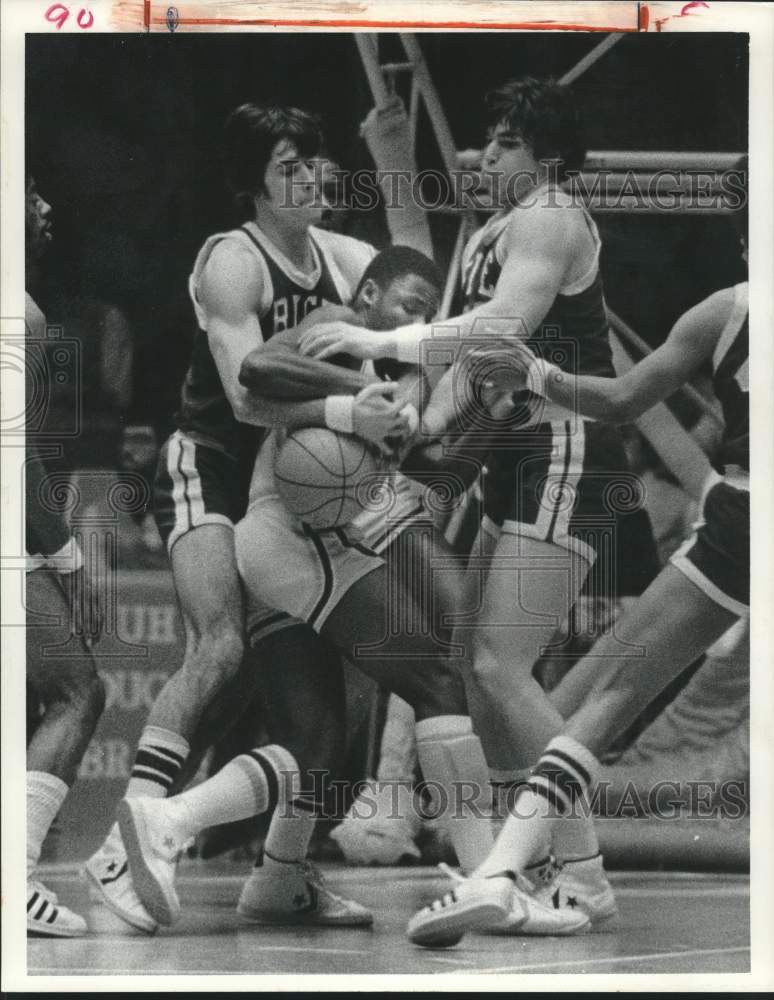 1977 Press Photo Tim Vala and Rice college basketball players in action- Historic Images