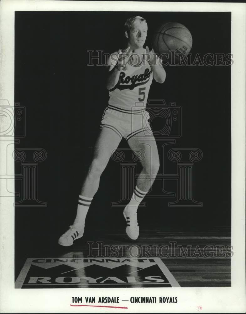 1972 Press Photo Cincinnati Royals basketball player Tom Van Arsdale passes ball - Historic Images