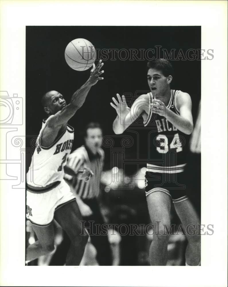 1989 Press Photo U of Houston basketball player Craig Upchurch blocks pass- Historic Images