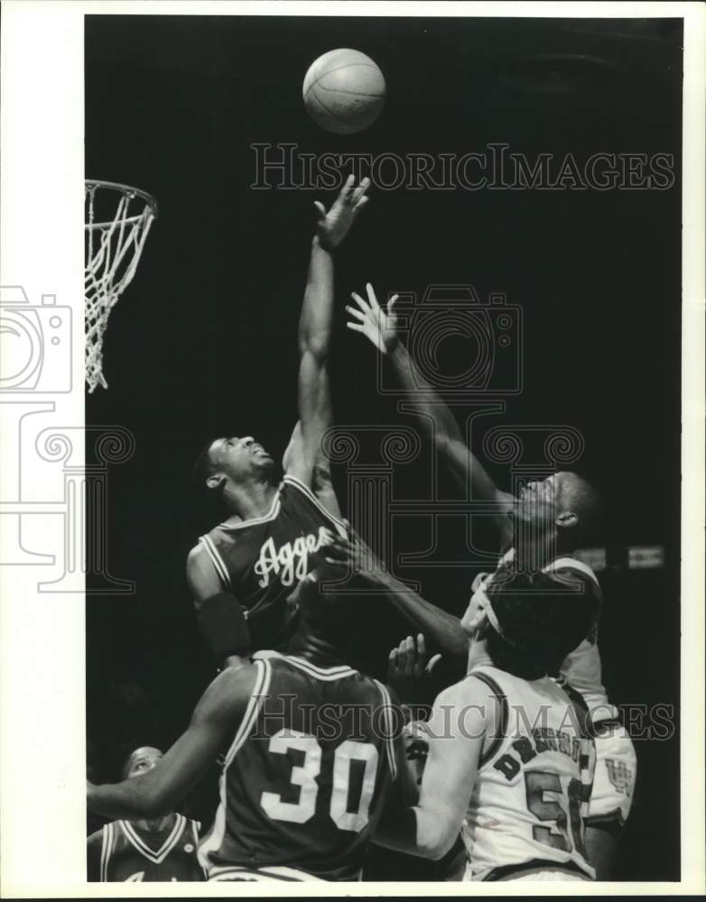 1989 Press Photo U of Houston basketball player Craig Upchurch attempts shot - Historic Images