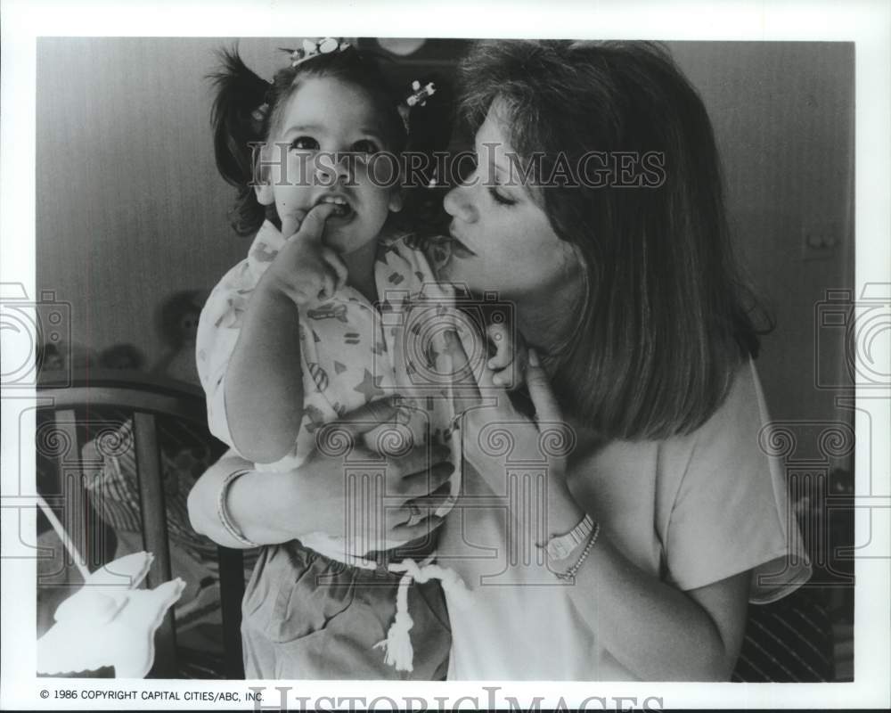 1986 Press Photo Alleged malpractice victim Lindsay Cypen and mother Nicole - Historic Images