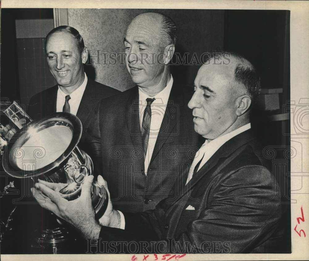 1966 Press Photo Harry Walker, Walter Alston and Augie Donatelli with trophy - Historic Images