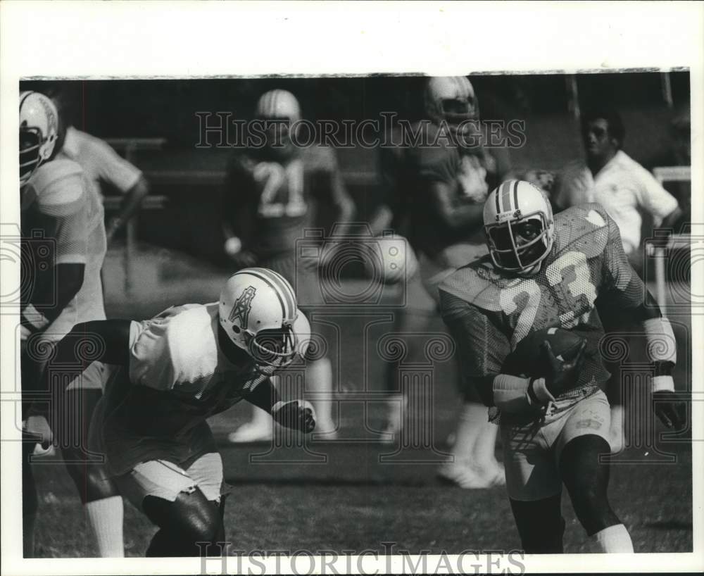 1975 Press Photo Houston Oilers football player Vic Washington during practice- Historic Images