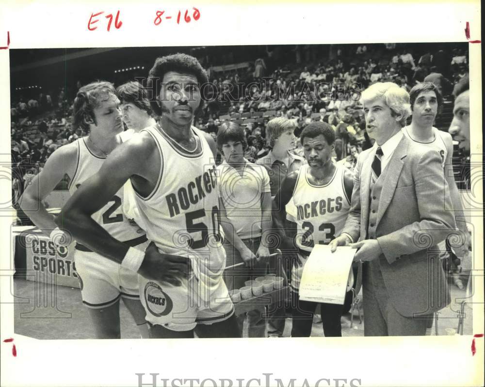 1980 Press Photo Houston Rockets basketball players and coach during timeout- Historic Images