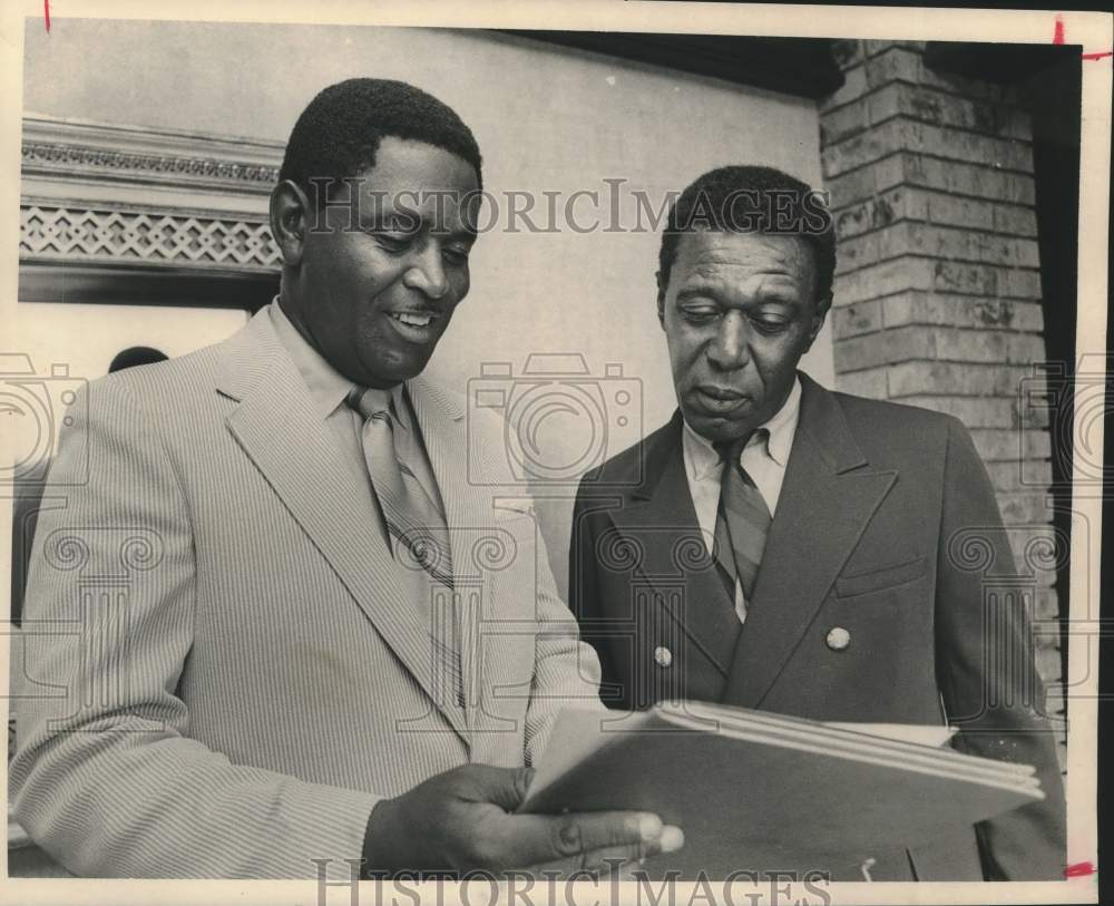 1971 Press Photo Football coaches James Hillyer (Prairie View), Al Tablor (SU) - Historic Images