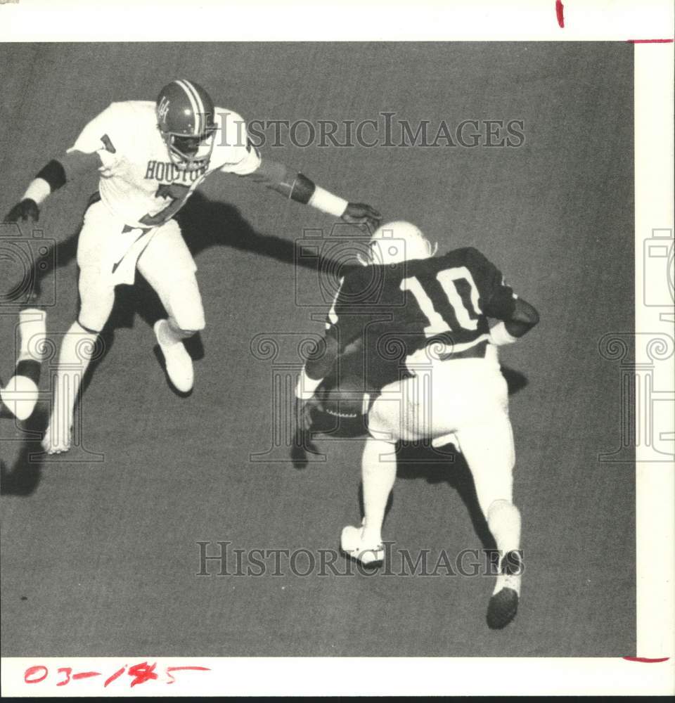 1977 Press Photo U of Houston football player Rickey Maddox fumbles ball in game- Historic Images