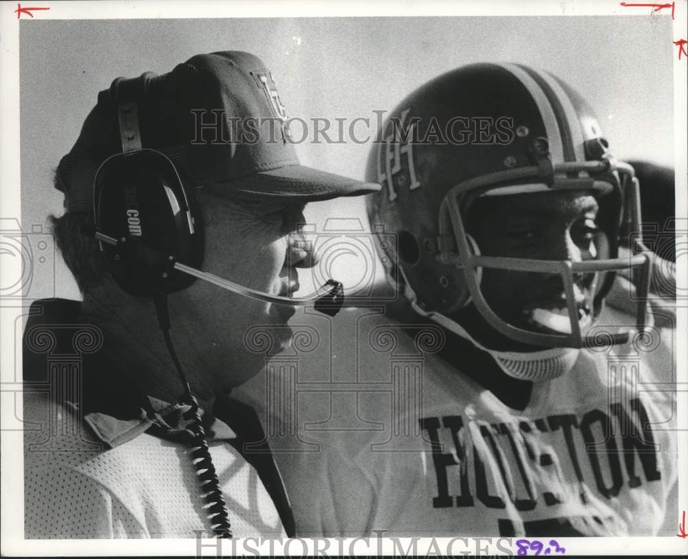 1977 Press Photo U of Houston football coach talks with player Rickey Maddox #7 - Historic Images