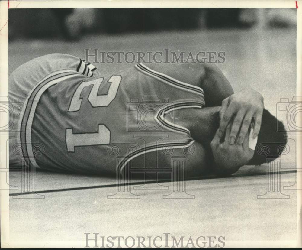 1973 Press Photo Sam Houston University basketball player #21 lays on court - Historic Images